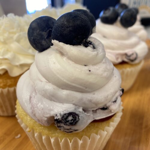 Blueberry_cupcake,_vanilla_cake,_blueberry_filling,_blueberry_buttercream